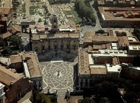 CittÃ . Veduta aerea di piazza del Campidoglio a Roma la cui sistemazione fu progettata da Michelangelo nel 1536.De Agostini Picture Library/Pubbli Aer Foto